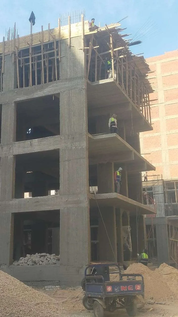 أعمال البناء الجارية في مشروع BM12 بشارع الوصلة